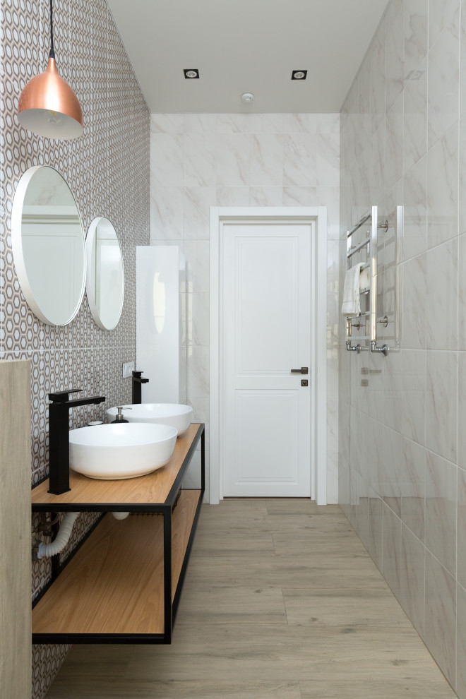 Inspiration för små klassiska beige en-suite badrum, med öppna hyllor, beige skåp, en vägghängd toalettstol, vit kakel, keramikplattor, vita väggar, klinkergolv i keramik, ett avlångt handfat, träbänkskiva och beiget golv