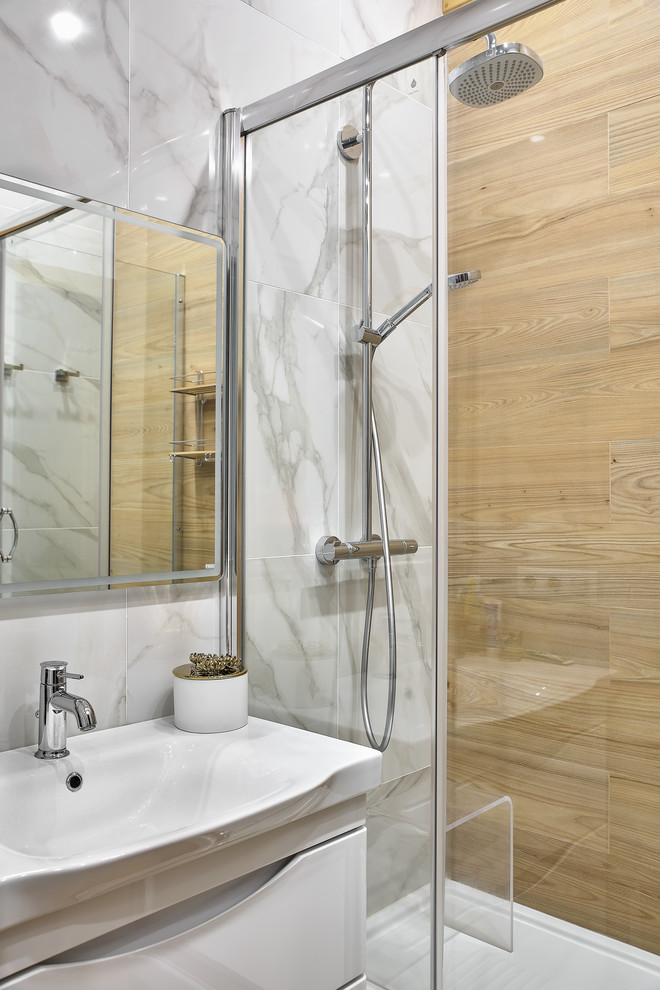 Свежая идея для дизайна: ванная комната в современном стиле с плоскими фасадами, белыми фасадами, бежевой плиткой, белой плиткой, серой плиткой, душевой кабиной и монолитной раковиной - отличное фото интерьера