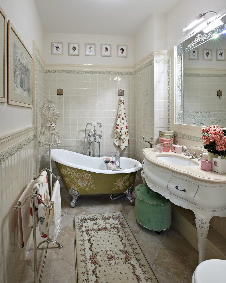 Bild på ett vintage badrum, med skåp i ljust trä, ett badkar i en alkov, en dusch/badkar-kombination, keramikplattor, beige väggar, klinkergolv i porslin, bänkskiva i akrylsten och släta luckor