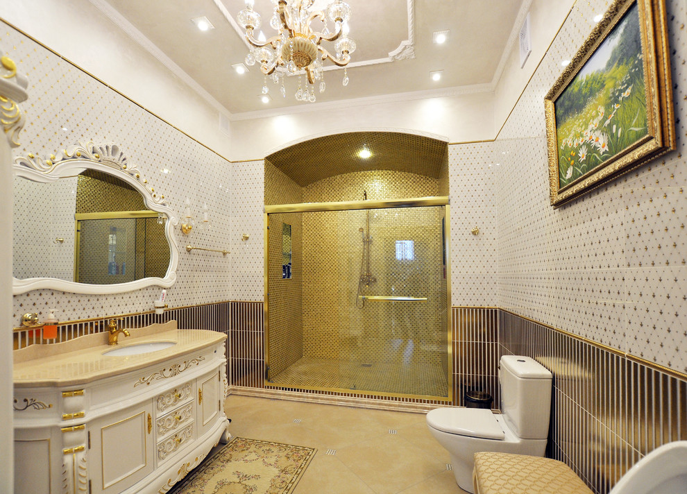 Diseño de cuarto de baño principal tradicional con puertas de armario blancas, ducha empotrada, sanitario de dos piezas, paredes multicolor, lavabo bajoencimera, ducha con puerta corredera y armarios con paneles empotrados