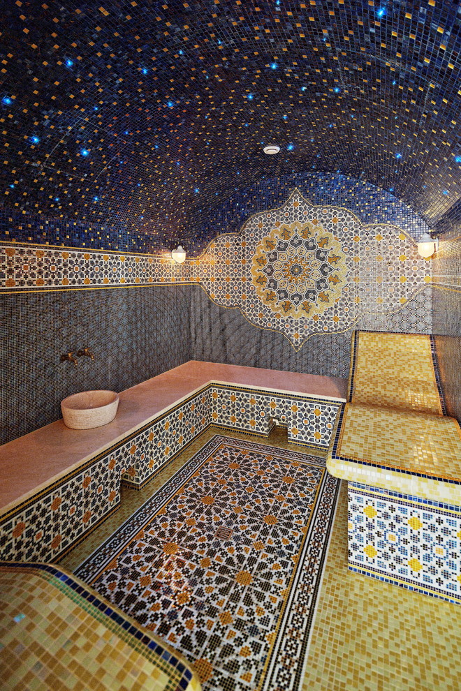 Свежая идея для дизайна: хамам среднего размера в средиземноморском стиле с плиткой мозаикой и настольной раковиной - отличное фото интерьера