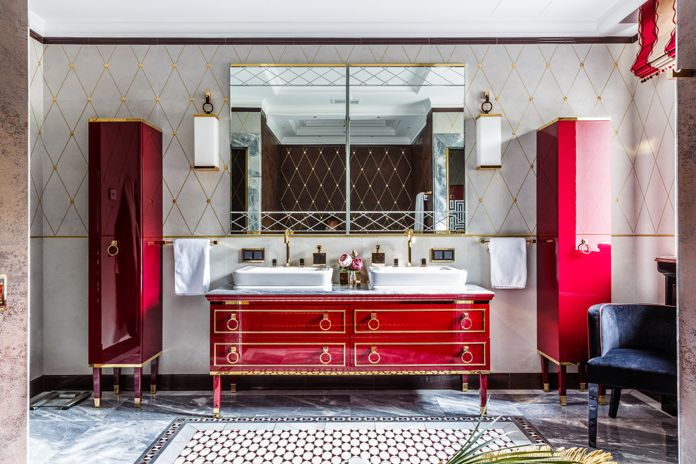 Стильный дизайн: ванная комната в стиле фьюжн с красными фасадами, серой плиткой, настольной раковиной, серым полом и серой столешницей - последний тренд