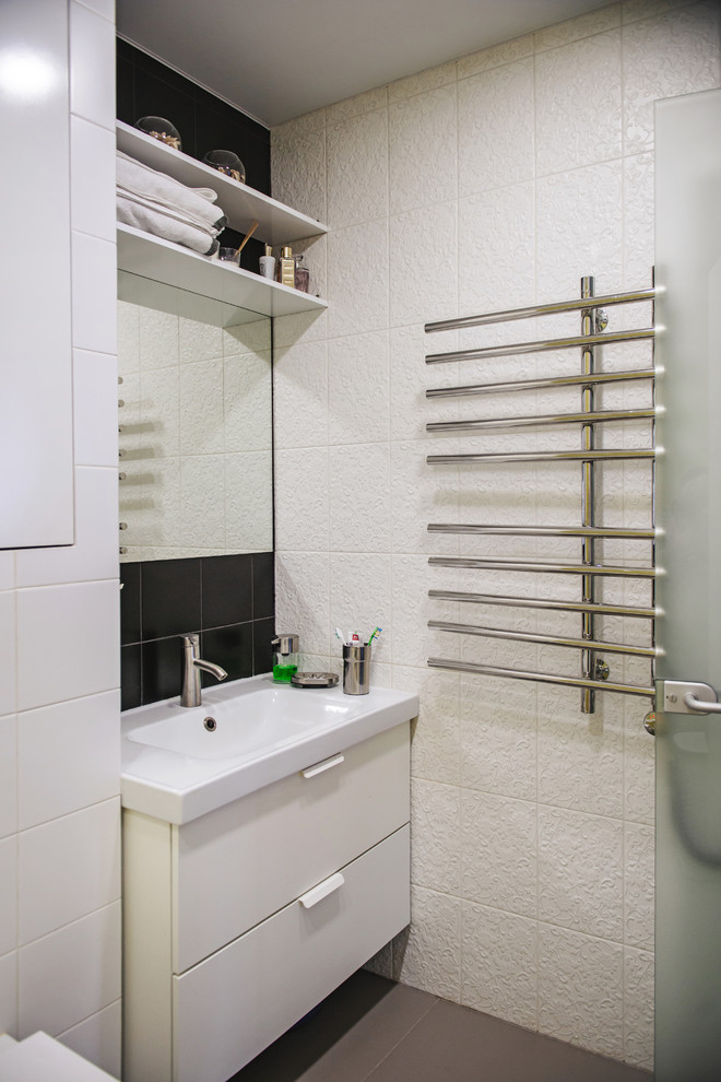 Idéer för funkis badrum med dusch, med släta luckor, vita skåp, vit kakel och ett integrerad handfat