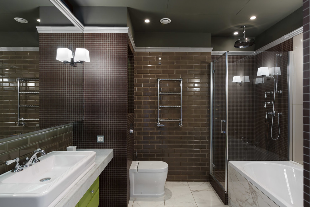 Пример оригинального дизайна: главная ванная комната в современном стиле с плоскими фасадами, зелеными фасадами, угловым душем, раздельным унитазом, коричневой плиткой, плиткой кабанчик, настольной раковиной, белым полом, душем с распашными дверями и белой столешницей