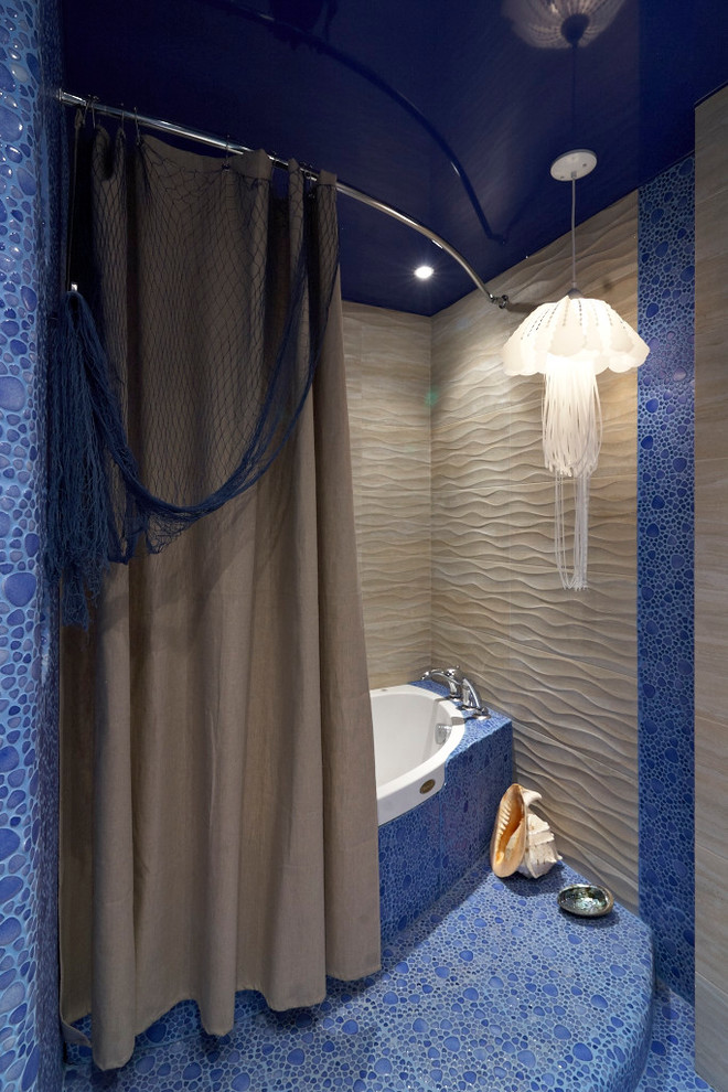 Стильный дизайн: большая главная ванная комната в морском стиле с синими фасадами, гидромассажной ванной, душем над ванной, инсталляцией, синей плиткой, галечной плиткой, бежевыми стенами, полом из керамической плитки и настольной раковиной - последний тренд