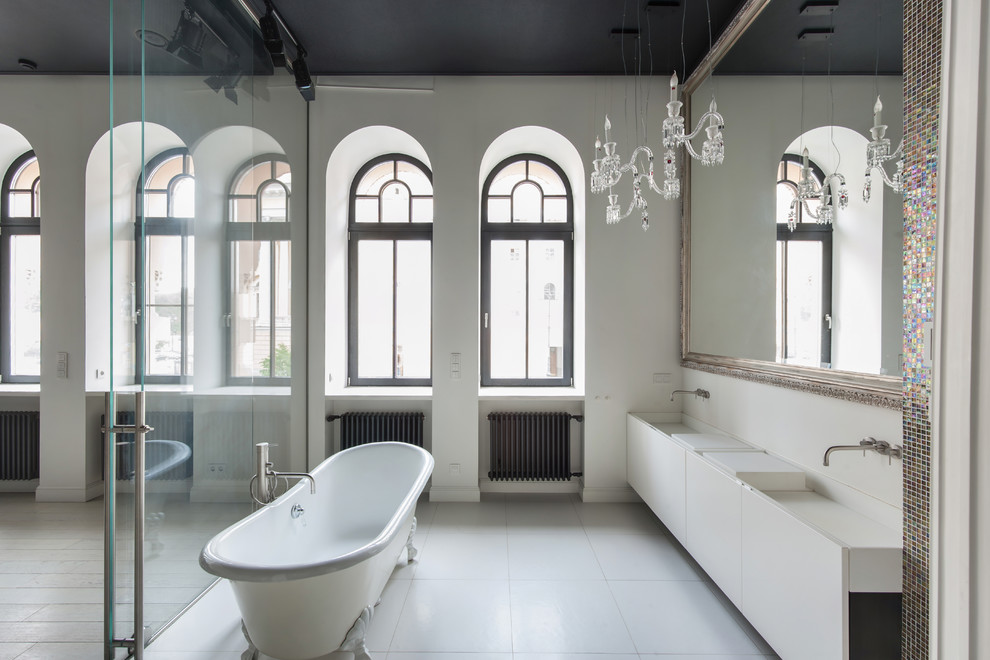 Источник вдохновения для домашнего уюта: ванная комната в современном стиле с плоскими фасадами, белыми фасадами, ванной на ножках, плиткой мозаикой, белыми стенами, раковиной с несколькими смесителями, белым полом и белой столешницей