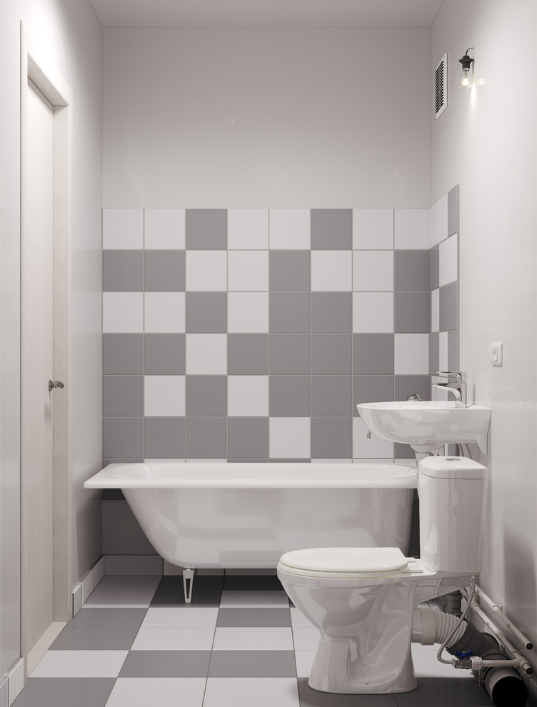 Foto på ett litet funkis en-suite badrum, med ett badkar med tassar, en toalettstol med hel cisternkåpa, grå kakel, mosaik, grå väggar, klinkergolv i keramik, ett väggmonterat handfat och flerfärgat golv