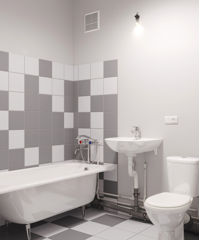 Exempel på ett litet modernt en-suite badrum, med ett badkar med tassar, en toalettstol med hel cisternkåpa, grå kakel, mosaik, grå väggar, klinkergolv i keramik, ett väggmonterat handfat och flerfärgat golv