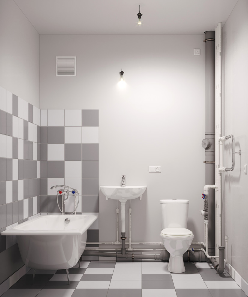 Inspiration för ett litet funkis en-suite badrum, med ett badkar med tassar, en toalettstol med hel cisternkåpa, flerfärgad kakel, keramikplattor, grå väggar, klinkergolv i keramik, ett väggmonterat handfat och flerfärgat golv