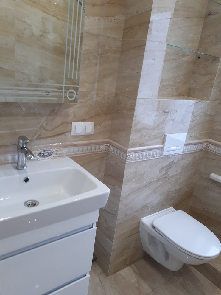 Inspiration för klassiska badrum, med en vägghängd toalettstol, beige kakel, keramikplattor, klinkergolv i keramik och beiget golv