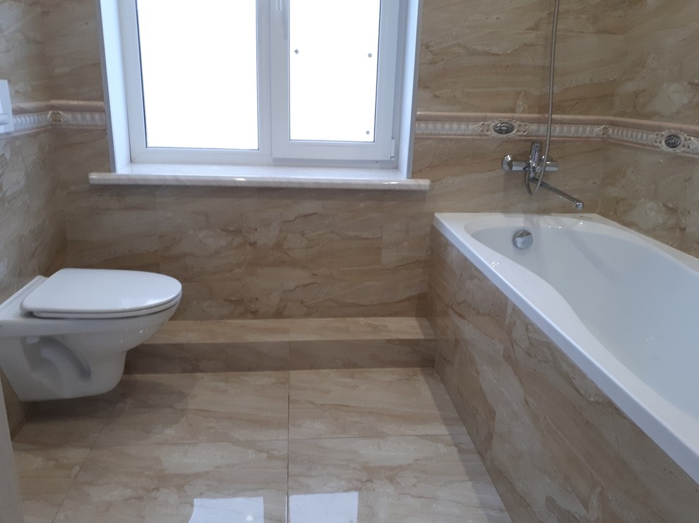 Идея дизайна: ванная комната в классическом стиле с инсталляцией, бежевой плиткой, керамической плиткой, полом из керамической плитки и бежевым полом