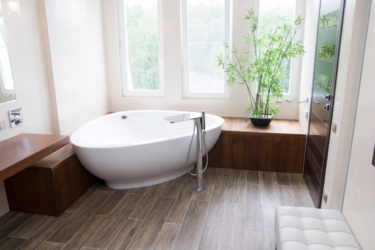 Foto di una grande stanza da bagno padronale design con vasca ad angolo, piastrelle marroni, pareti bianche, pavimento con piastrelle in ceramica e top in legno
