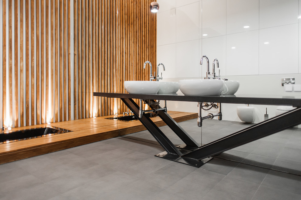 Идея дизайна: огромная главная ванная комната в современном стиле с накладной ванной, белой плиткой, серой плиткой, настольной раковиной, инсталляцией, белыми стенами и полом из керамогранита