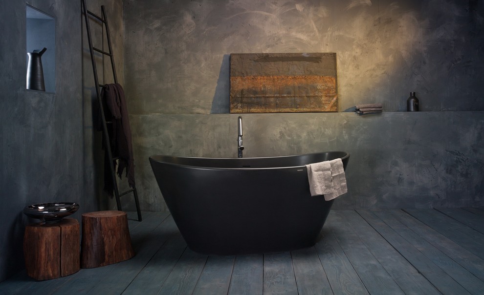 Источник вдохновения для домашнего уюта: главная ванная комната среднего размера в стиле рустика с отдельно стоящей ванной, бежевыми стенами и темным паркетным полом