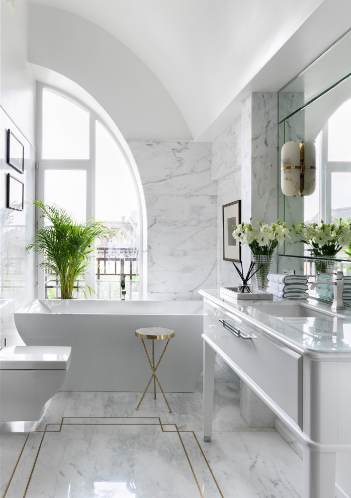Foto di una stanza da bagno tradizionale con ante bianche, vasca freestanding, piastrelle bianche, pareti bianche, lavabo sottopiano, pavimento bianco, top bianco e ante lisce