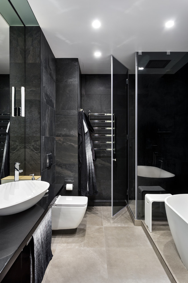 Источник вдохновения для домашнего уюта: главная ванная комната в современном стиле с отдельно стоящей ванной, инсталляцией, черной плиткой, настольной раковиной, бежевым полом и душем с распашными дверями