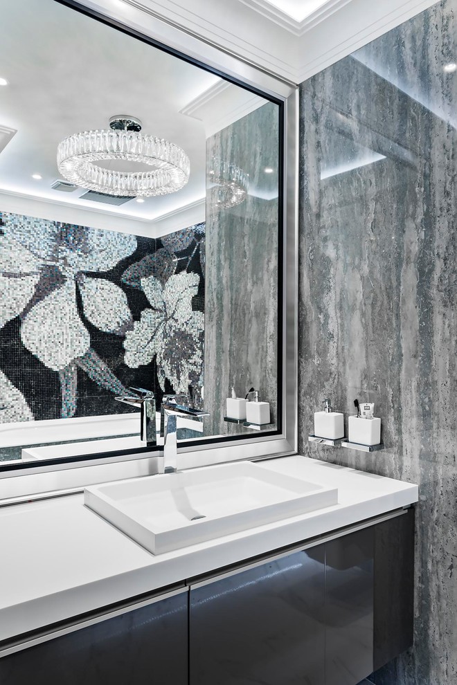 Стильный дизайн: главная ванная комната среднего размера в современном стиле с плоскими фасадами, серыми фасадами, душем над ванной, серой плиткой, керамогранитной плиткой, монолитной раковиной и столешницей из искусственного камня - последний тренд