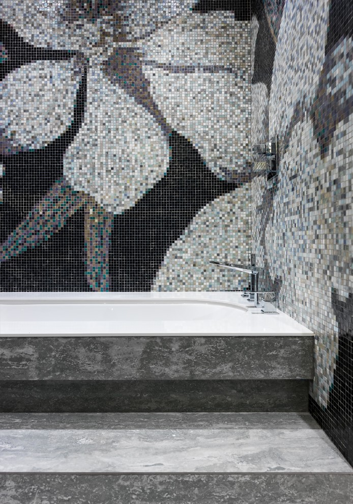 Пример оригинального дизайна: главная ванная комната в современном стиле с полновстраиваемой ванной, серой плиткой и плиткой мозаикой