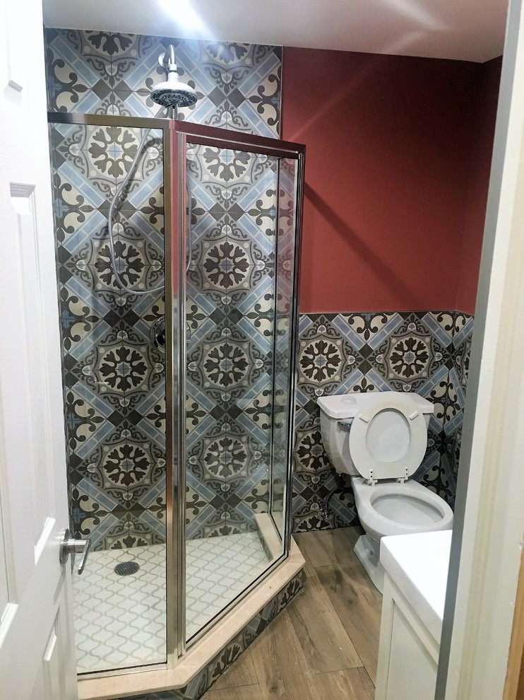 Foto di una stanza da bagno padronale mediterranea con piastrelle multicolore, pareti multicolore, pavimento in laminato e pavimento marrone