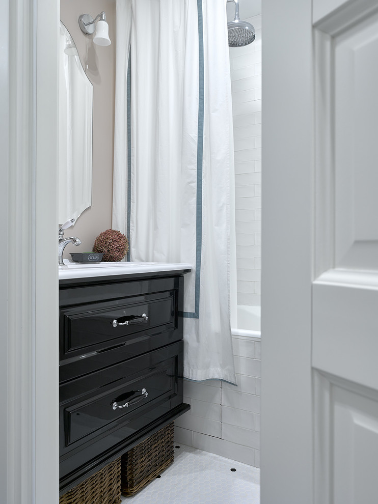 Cette photo montre une salle de bain principale chic avec un placard avec porte à panneau surélevé, des portes de placard noires, une baignoire en alcôve, un carrelage blanc, un mur beige, un sol en carrelage de terre cuite, un lavabo intégré, un sol blanc et une cabine de douche avec un rideau.