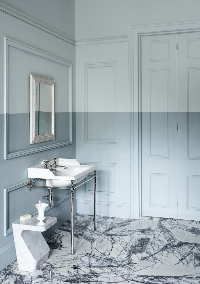 Стильный дизайн: ванная комната в стиле неоклассика (современная классика) с серыми стенами, мраморным полом и консольной раковиной - последний тренд