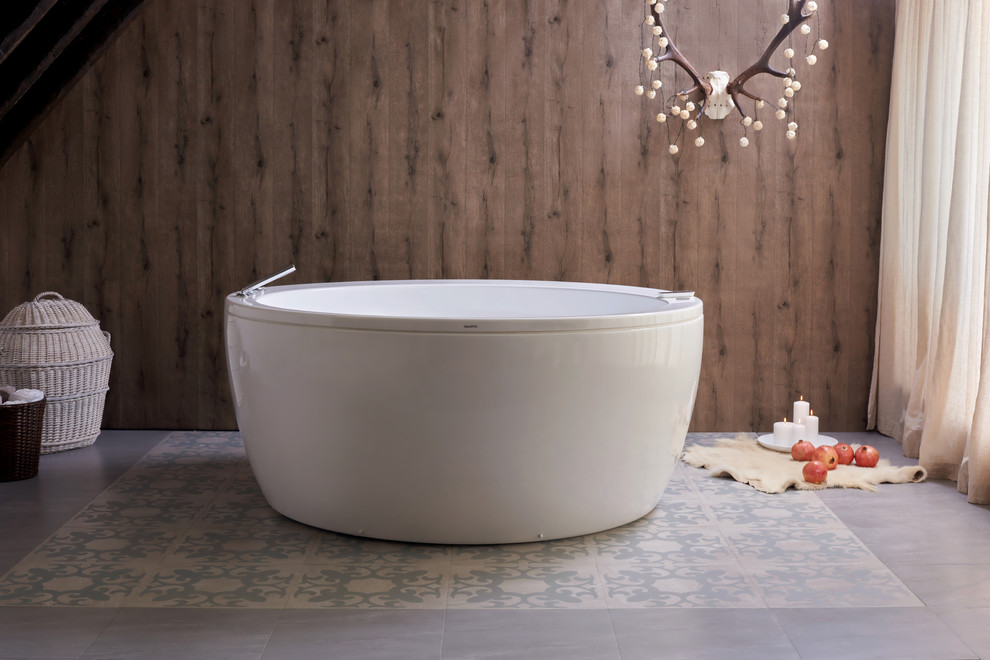 Foto di una stanza da bagno padronale minimal di medie dimensioni con vasca idromassaggio, pavimento con piastrelle in ceramica e pavimento grigio