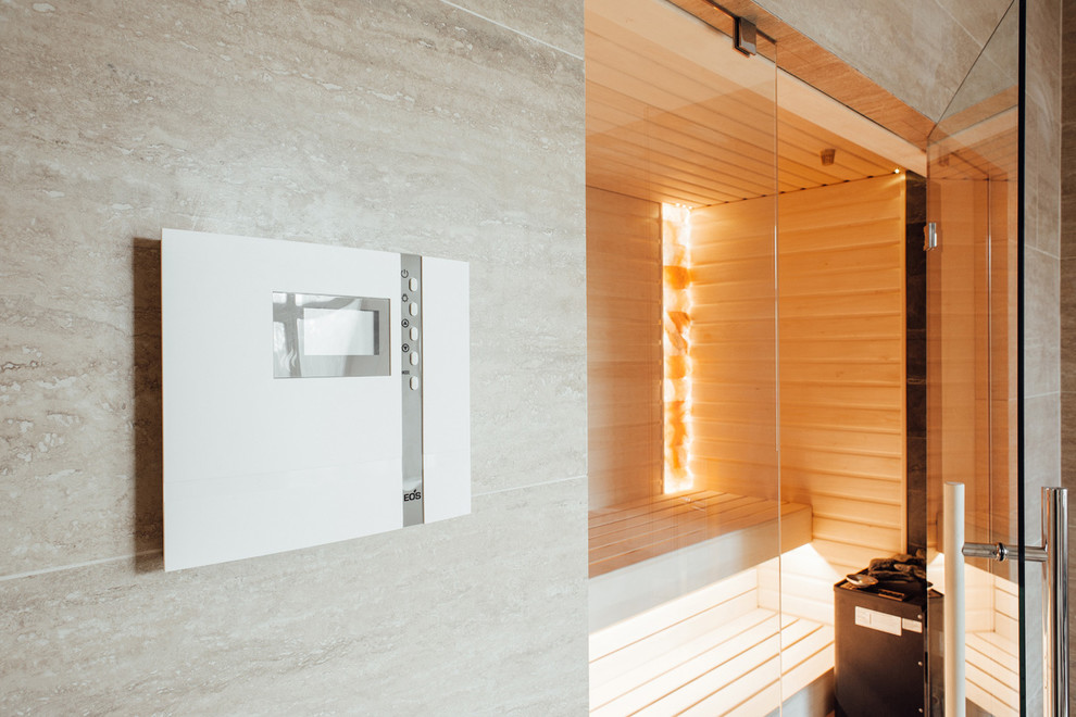 Идея дизайна: баня и сауна среднего размера в скандинавском стиле с стеклянными фасадами, светлыми деревянными фасадами, серой плиткой, керамогранитной плиткой, серыми стенами и серым полом