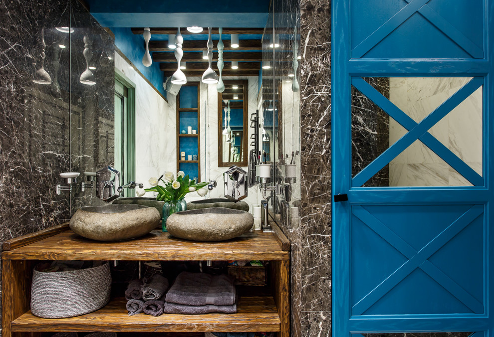 На фото: главная ванная комната в современном стиле с открытыми фасадами, коричневой плиткой и настольной раковиной с