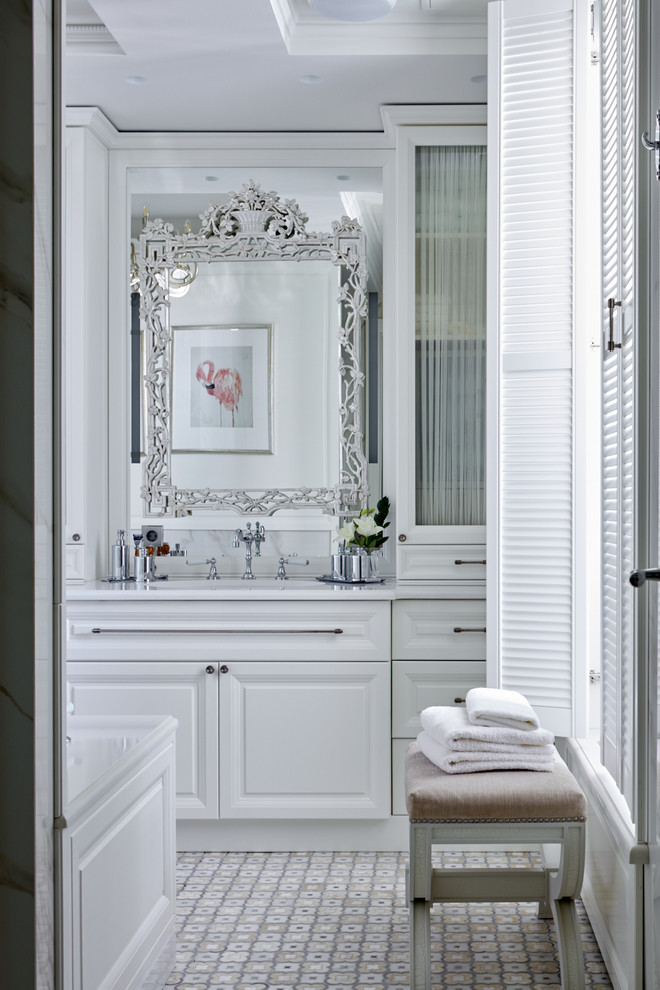 Inredning av ett klassiskt en-suite badrum, med luckor med upphöjd panel, vita skåp, vita väggar och ett undermonterad handfat