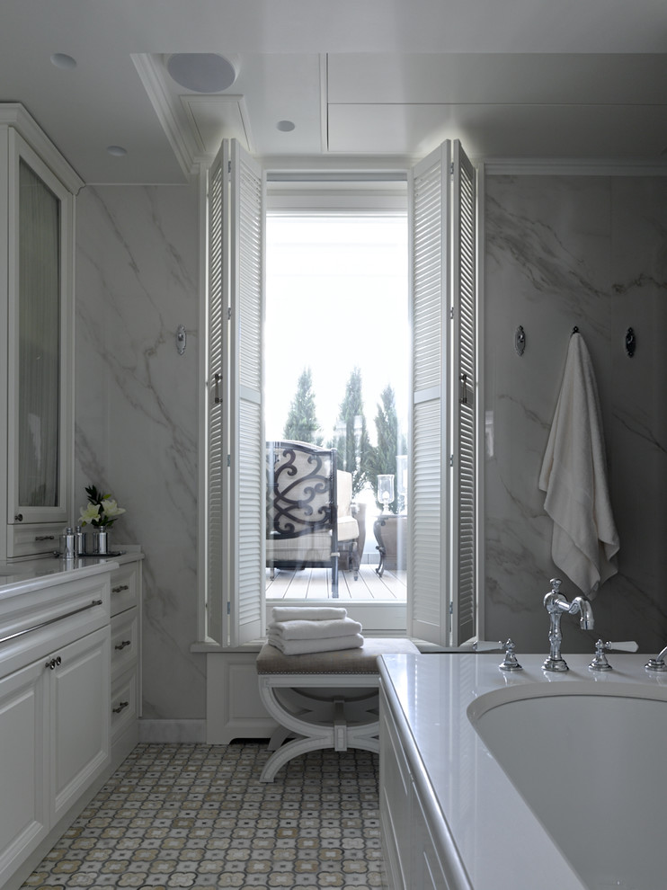 Imagen de cuarto de baño clásico renovado con bañera encastrada sin remate, paredes grises y suelo gris