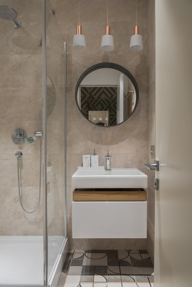 Foto på ett mellanstort funkis badrum med dusch, med släta luckor, vita skåp, en hörndusch, keramikplattor, klinkergolv i porslin, ett nedsänkt handfat, flerfärgat golv, dusch med gångjärnsdörr och beige kakel