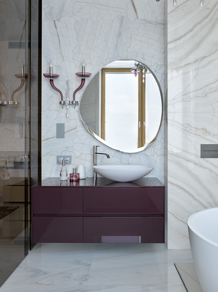 Foto di un'ampia stanza da bagno padronale design con ante lisce, ante viola, vasca freestanding, lavabo a bacinella e pavimento bianco