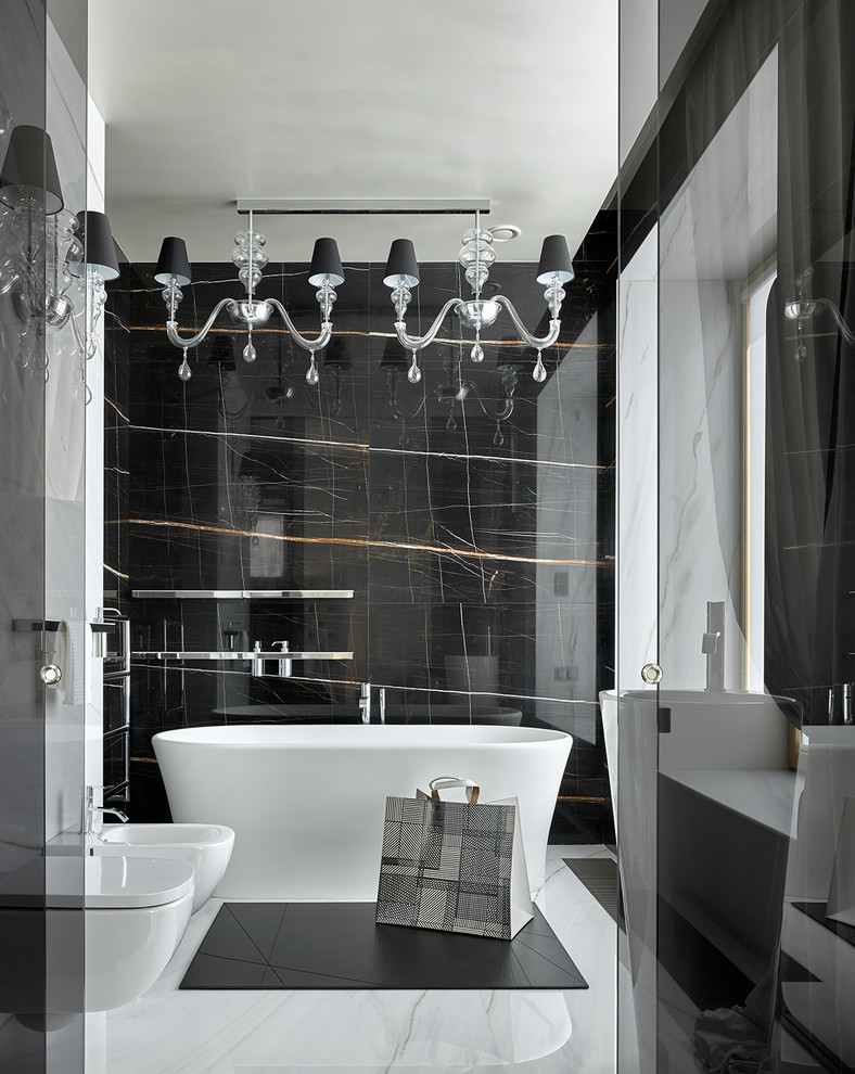 На фото: огромная главная ванная комната в современном стиле с отдельно стоящей ванной, белым полом, черной плиткой и черными стенами