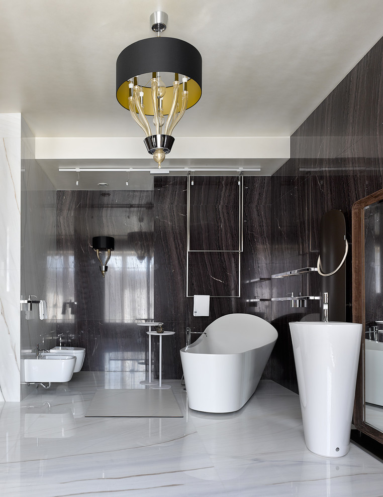 Свежая идея для дизайна: огромная главная ванная комната в современном стиле с отдельно стоящей ванной, белыми стенами и белым полом - отличное фото интерьера