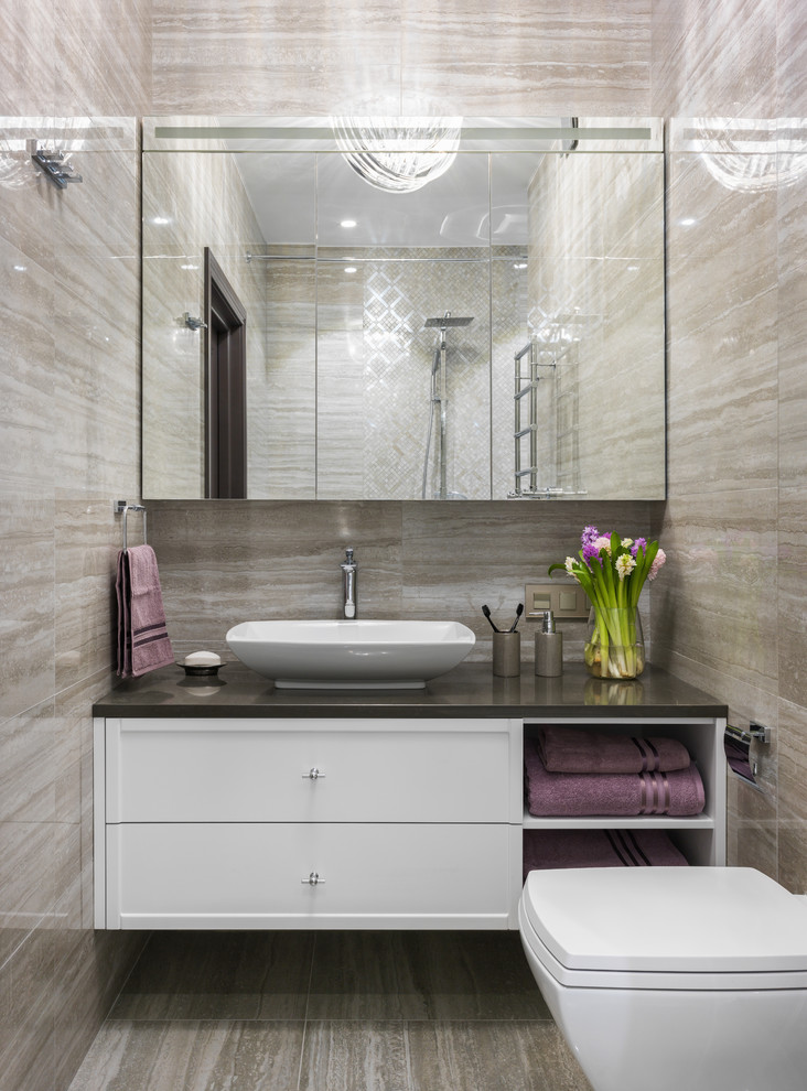 Идея дизайна: ванная комната в современном стиле с фасадами с утопленной филенкой, белыми фасадами, бежевой плиткой, настольной раковиной, бежевым полом, инсталляцией, бежевыми стенами, душевой кабиной и коричневой столешницей