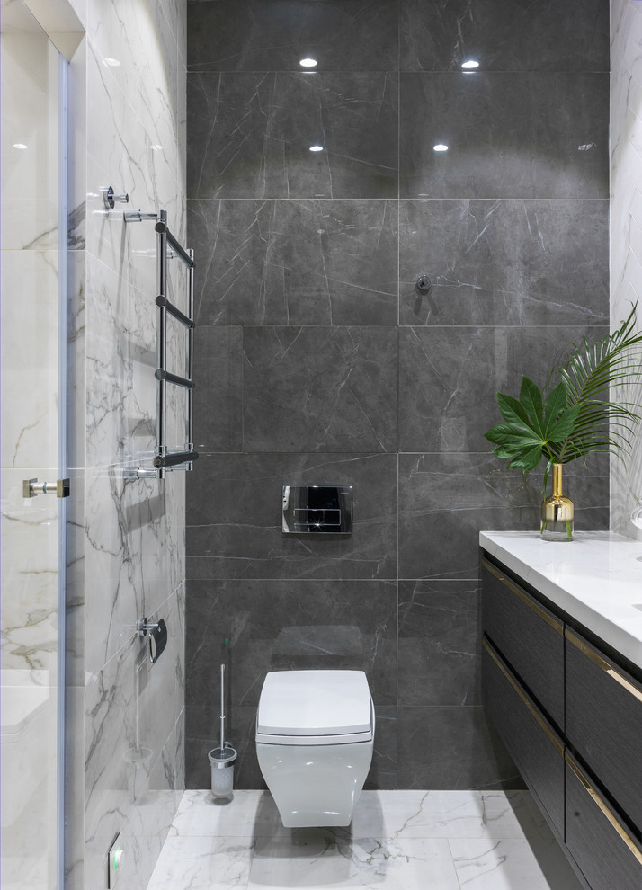 Foto de cuarto de baño contemporáneo con baldosas y/o azulejos grises, suelo blanco y sanitario de pared