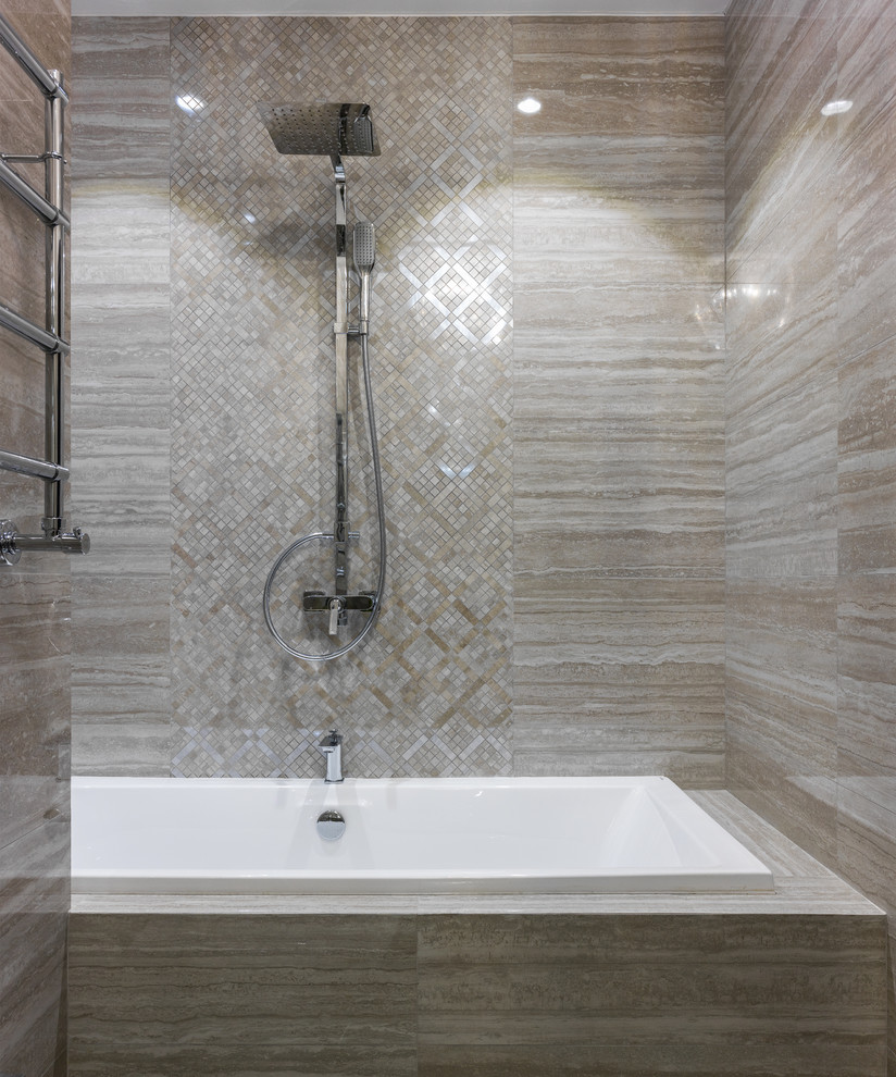 Modelo de cuarto de baño principal contemporáneo con bañera encastrada y baldosas y/o azulejos beige
