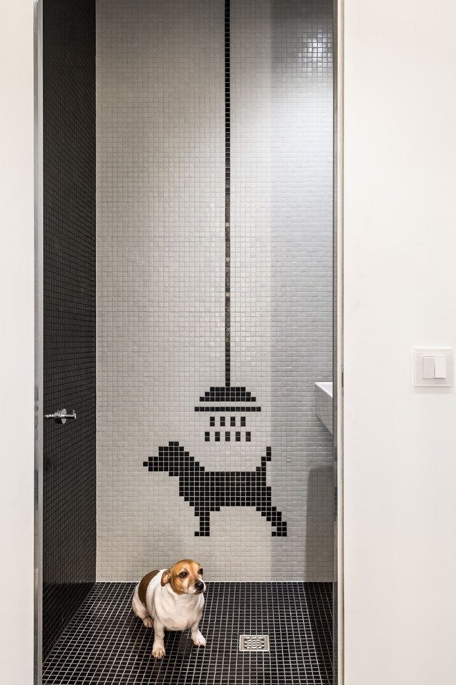 Modernes Badezimmer mit weißen Fliesen, Mosaikfliesen, Mosaik-Bodenfliesen und schwarzem Boden in Moskau