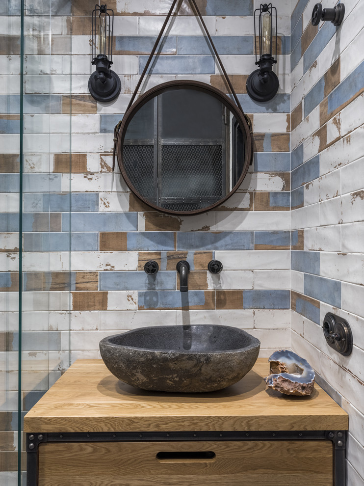 Immagine di una stanza da bagno con doccia industriale con ante lisce, ante in legno scuro, piastrelle multicolore, lavabo a bacinella, top in legno e top marrone