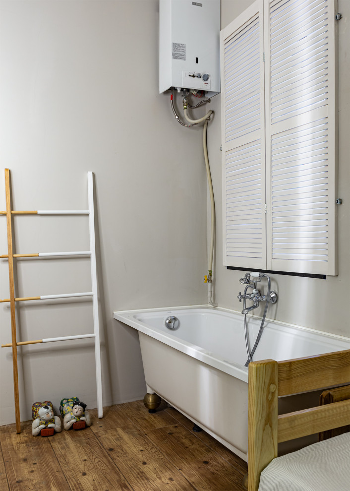 Idéer för ett litet industriellt badrum, med öppna hyllor, ett badkar med tassar, vita väggar, laminatgolv och med dusch som är öppen