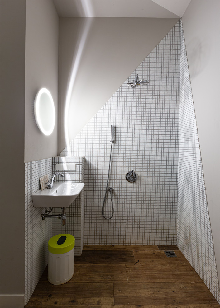 Свежая идея для дизайна: маленькая ванная комната в современном стиле с белой плиткой, керамической плиткой, полом из ламината, коричневым полом, серыми стенами и раковиной с несколькими смесителями для на участке и в саду - отличное фото интерьера