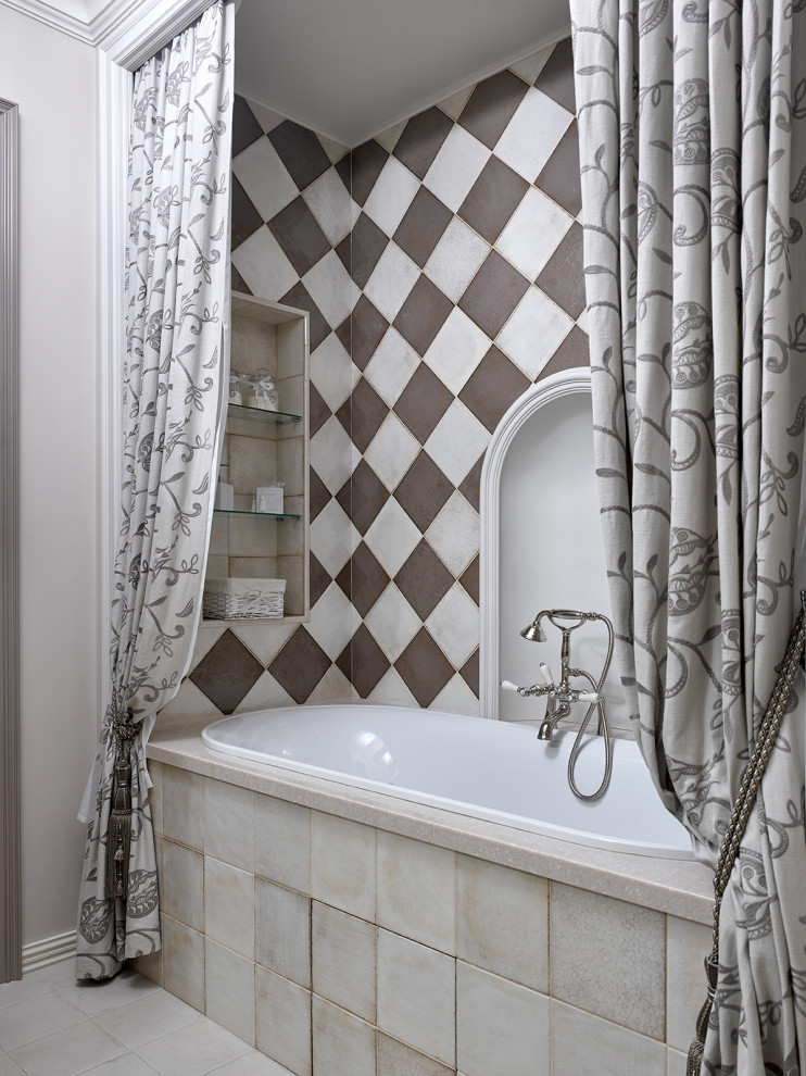 Diseño de cuarto de baño principal clásico renovado con bañera empotrada, suelo beige y hornacina