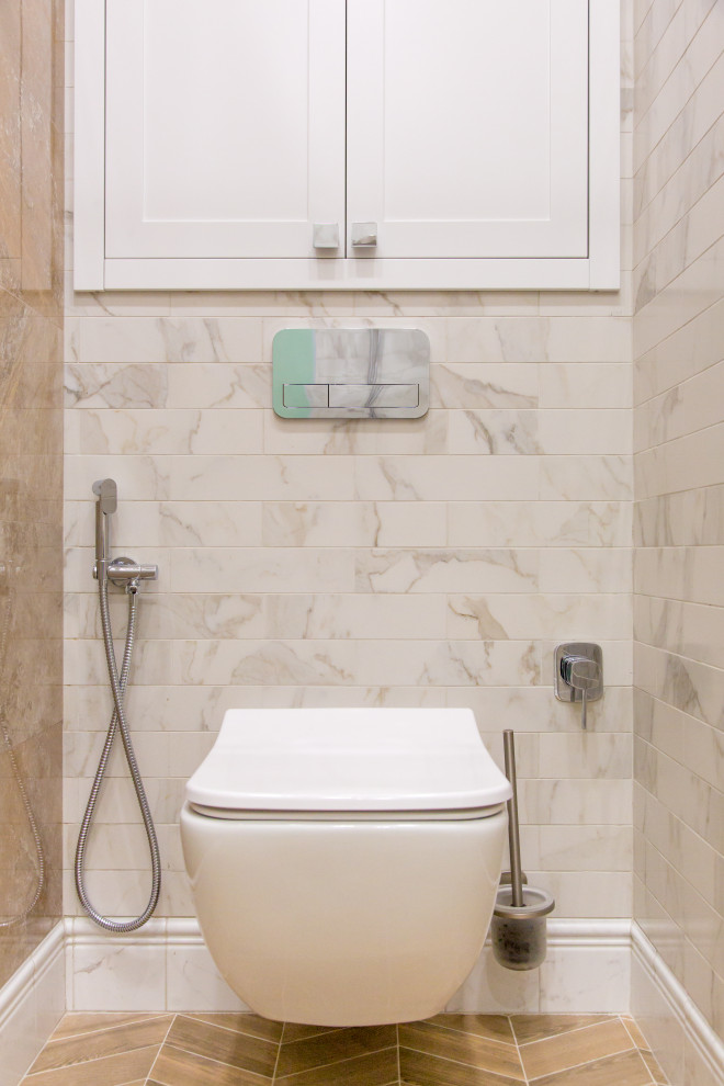 На фото: главная ванная комната среднего размера в современном стиле с фасадами с утопленной филенкой, серыми фасадами, ванной в нише, душем над ванной, инсталляцией, серой плиткой, керамической плиткой, белыми стенами, полом из керамической плитки, врезной раковиной, столешницей из искусственного камня, бежевым полом, шторкой для ванной и белой столешницей с