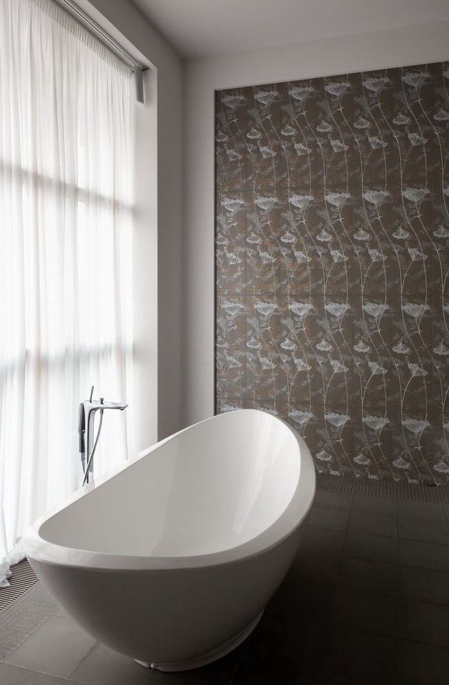 Стильный дизайн: большая главная ванная комната в современном стиле с отдельно стоящей ванной, серыми фасадами, серой плиткой, серыми стенами и полом из керамогранита - последний тренд