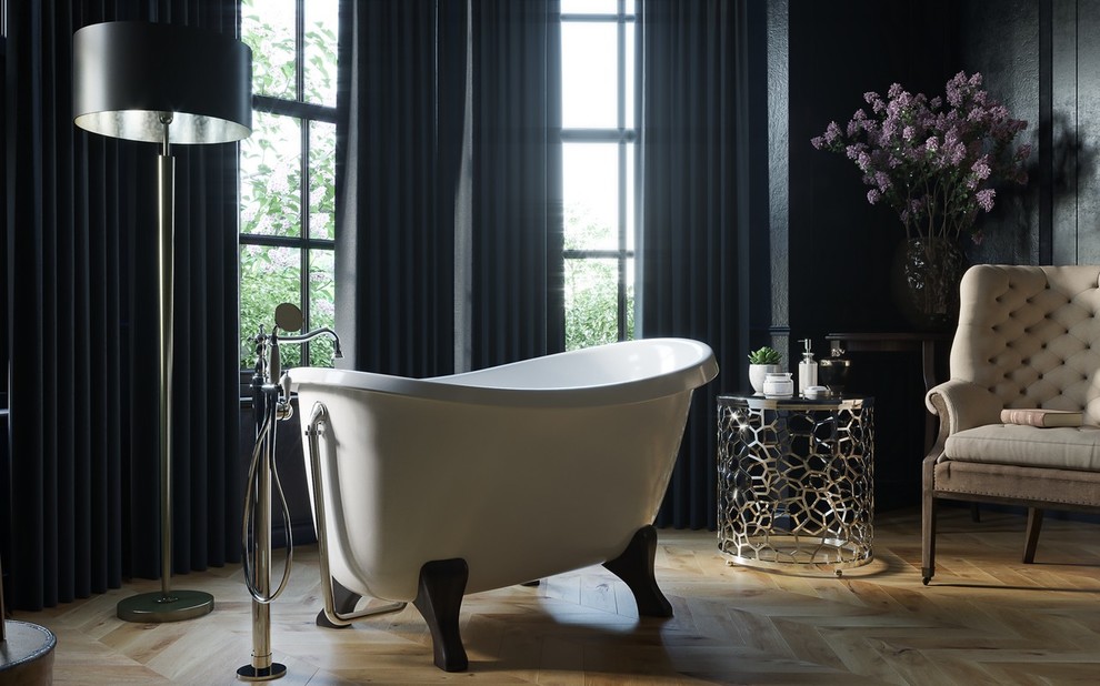 На фото: маленькая главная ванная комната в классическом стиле с ванной на ножках для на участке и в саду с