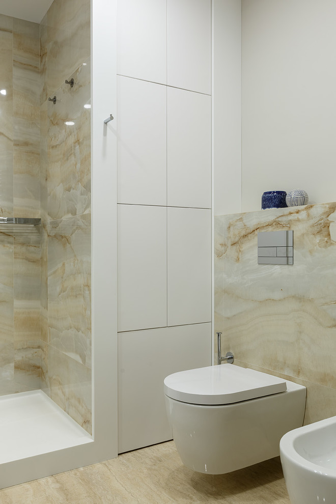 Foto de cuarto de baño contemporáneo de tamaño medio con aseo y ducha