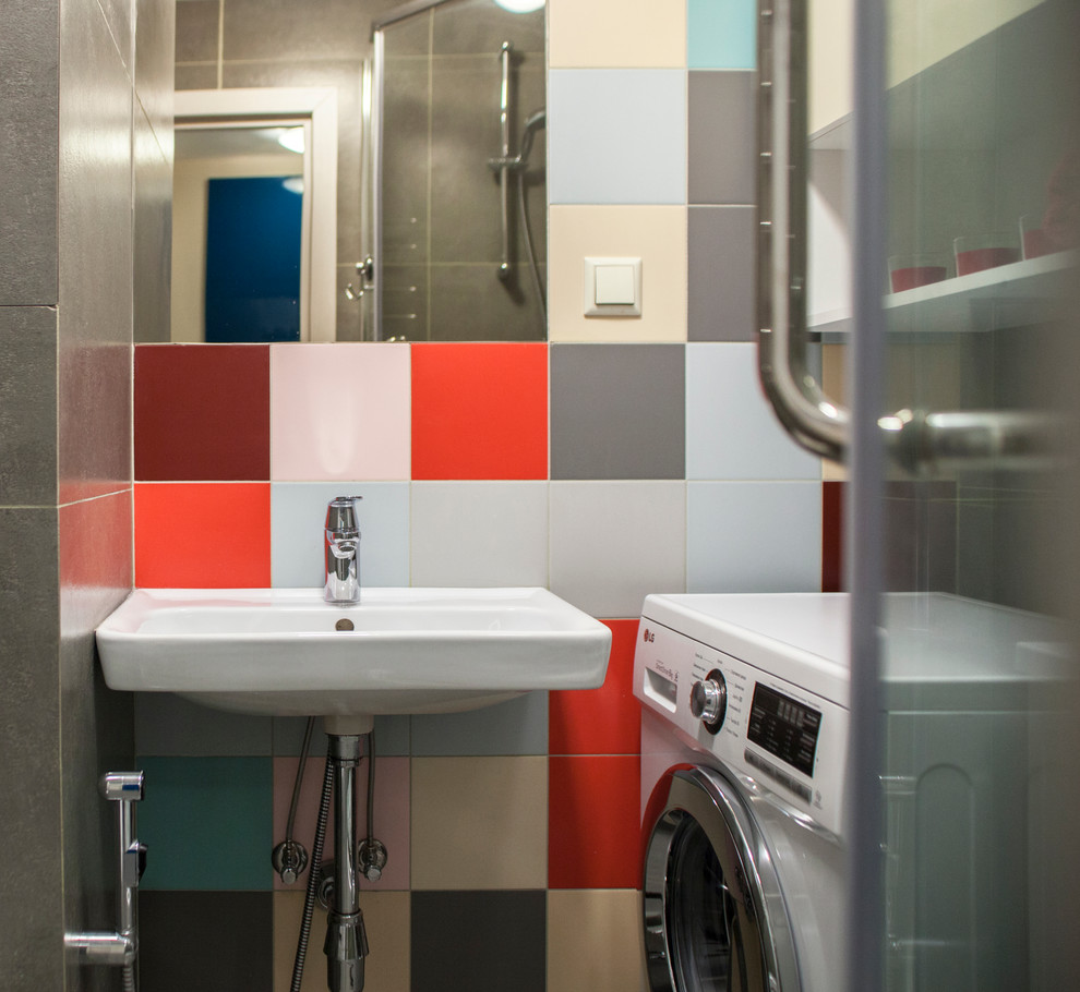 Esempio di una stanza da bagno design con piastrelle multicolore