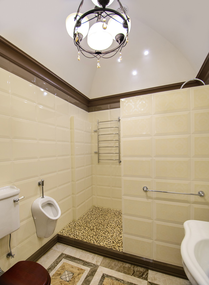 Réalisation d'une salle de bain tradition avec un urinoir, un carrelage beige, une douche ouverte, des carreaux de céramique, un mur beige, un sol en carrelage de porcelaine, un plan vasque, un sol beige, aucune cabine et un plafond voûté.
