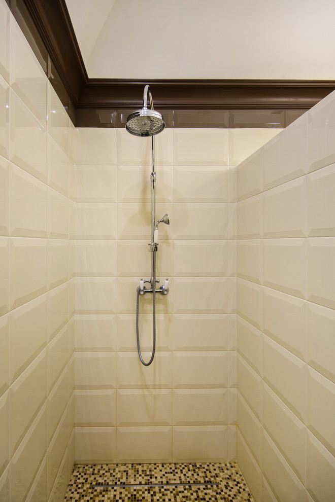 Exemple d'une salle de bain tendance de taille moyenne avec un carrelage beige, un urinoir, des carreaux de céramique, un mur beige, un sol en carrelage de porcelaine, aucune cabine, des toilettes cachées, meuble simple vasque et un plafond voûté.