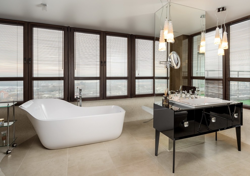 Foto på ett stort funkis en-suite badrum, med ett nedsänkt handfat, svarta skåp, ett fristående badkar, beige kakel, beige väggar och släta luckor